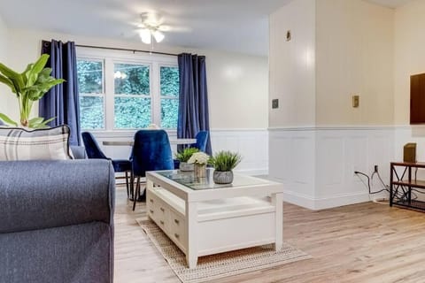 Living room, Seating area, Dining area, fireplace
