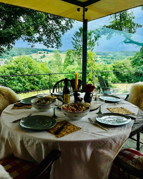 Day, Natural landscape, Food and drinks, Dining area, Garden view, Mountain view