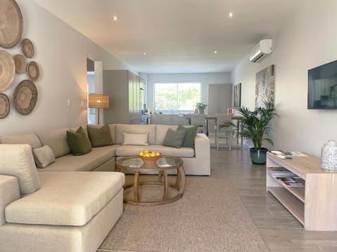 Communal lounge/ TV room, Living room, Dining area, air conditioner