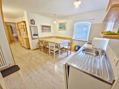 Living room, Seating area, Time of day, kitchen