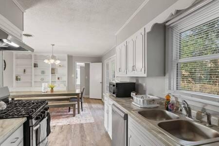 15 Minutes from Downtown Welcome to Woodbridge House in Montgomery