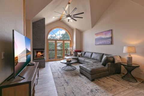 Elk Ridge Imperial Townhome: Spacious, Hot Tub Apartment in Breckenridge