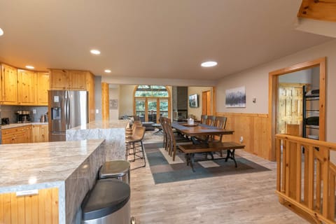 Elk Ridge Imperial Townhome: Spacious, Hot Tub Apartment in Breckenridge