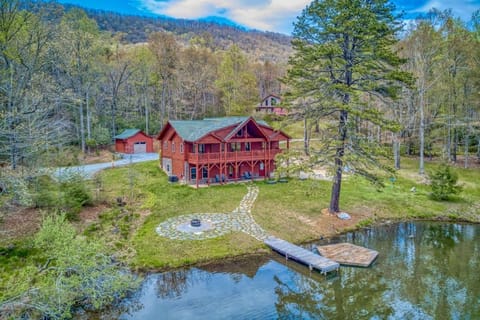 Lakefront Cabin & Cozy Lakeview Cottage Cabin in Mills River