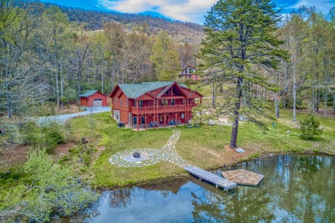 Lakefront Cabin & Cozy Lakeview Cottage Cabin in Mills River