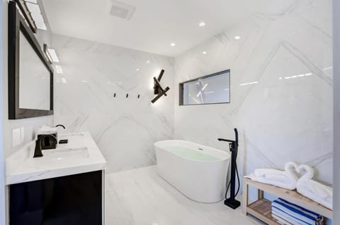 Deco Delight - Central Hub House in Coconut Grove