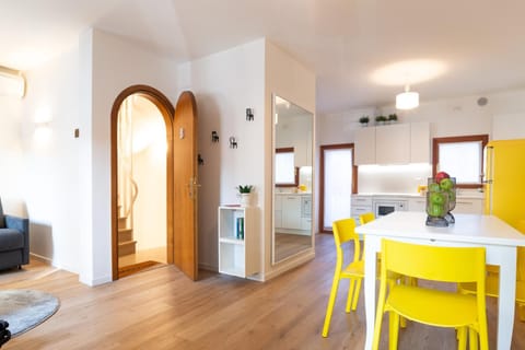 Kitchen or kitchenette, Living room, Seating area, Dining area, minibar