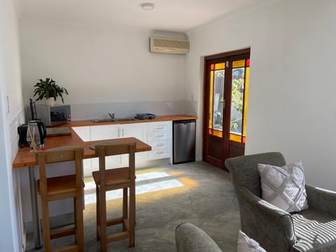 Kitchen or kitchenette, Dining area, minibar, air conditioner