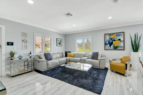 The Gardens - Luxe, Pool, Mins to Hard Rock Stadium House in Miami Gardens