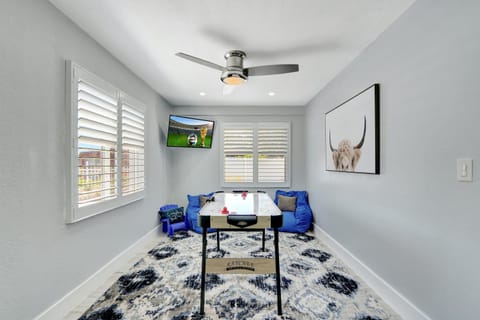 The Gardens - Luxe, Pool, Mins to Hard Rock Stadium House in Miami Gardens