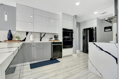 The Gardens - Luxe, Pool, Mins to Hard Rock Stadium House in Miami Gardens