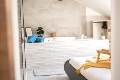 Bed, Hot Tub, Hot Tub, Massage, Bathroom, Spa and wellness centre/facilities, Spa and wellness centre/facilities, Spa and wellness centre/facilities, Photo of the whole room, Bedroom, Bath, towels