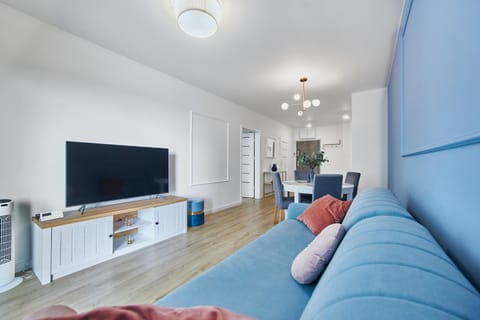 TV and multimedia, Living room, Seating area, Evening entertainment