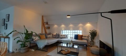Living room, Photo of the whole room