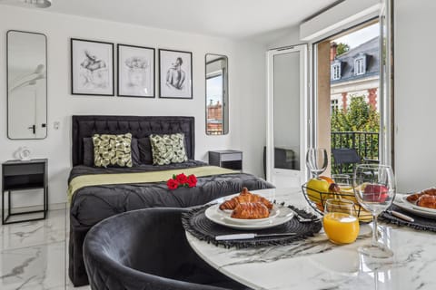 Bed, Photo of the whole room, Dining area, Bedroom