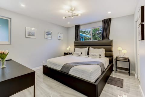 Renovated professional design, grill lake view! House in Hallandale Beach