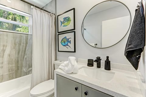 Renovated professional design, grill lake view! 1 House in Hallandale Beach