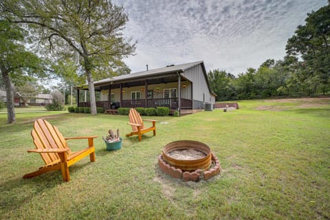 Cozy Checotah Retreat with Deck Near Eufaula Lake House in Eufaula