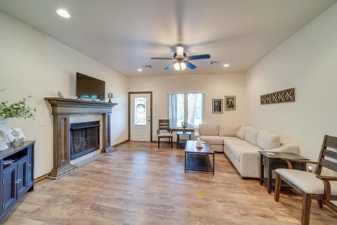 Cozy Checotah Retreat with Deck Near Eufaula Lake House in Eufaula