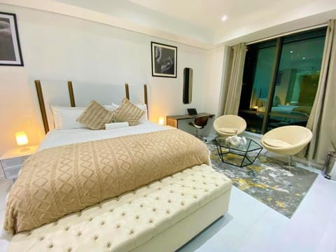 Bed, Living room, Photo of the whole room, Seating area, Bedroom