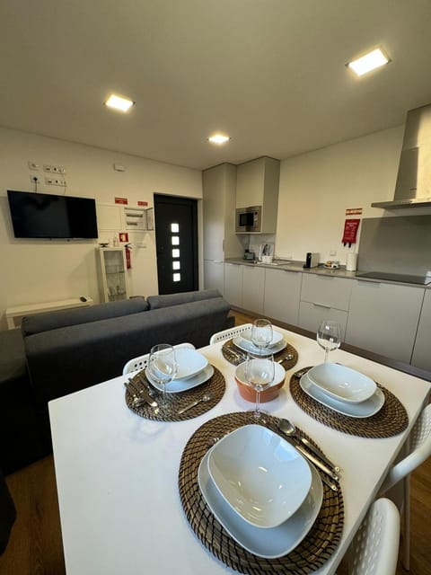 TV and multimedia, Kitchen or kitchenette, Decorative detail, Dining area, Communal kitchen, locker, minibar, pet friendly, stove, kitchen