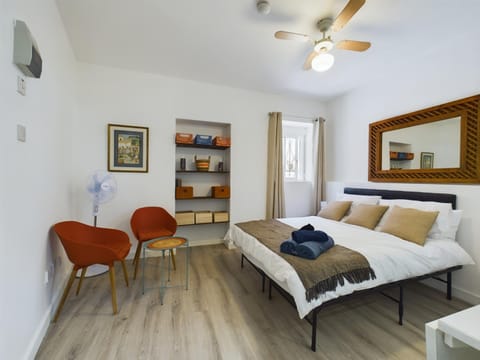 Bed, Living room, Photo of the whole room, Seating area, Bedroom