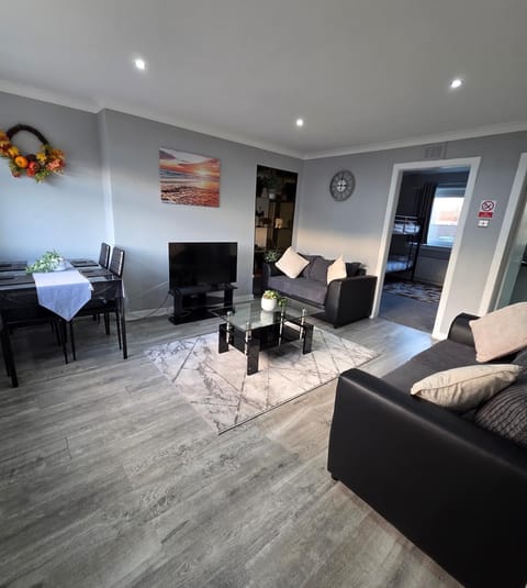 FM Homes & Apartments 3 Bedroom House Motherwell House in Bellshill