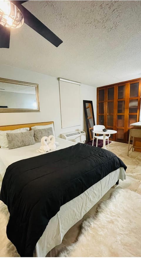 Bed, TV and multimedia, Living room, Photo of the whole room, Seating area, Bedroom, fireplace, wardrobe