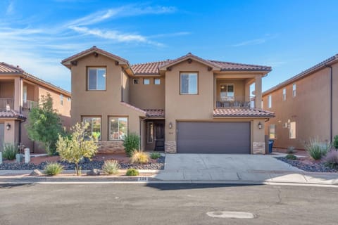 Paradise Village 104 Private Hot Tub & Family Friendly House in Santa Clara