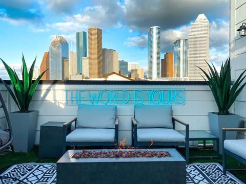 View (from property/room), Balcony/Terrace, Seating area, City view