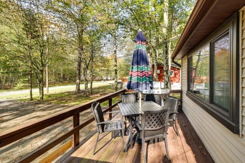 Hike, Swim, Ski and More Home in Arrowhead Lakes! House in Coolbaugh Township