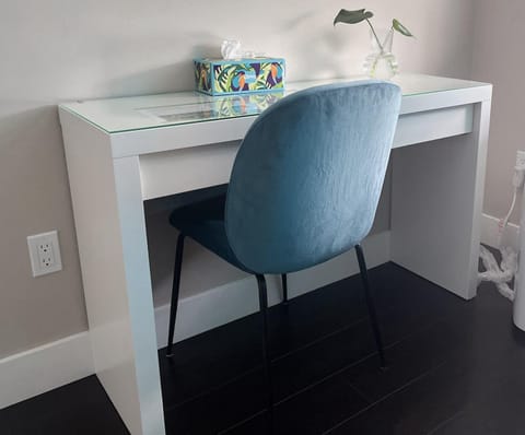 Near Skytrain and QUIET Private Bedroom Ensuite BathRM, Free Wifi & Coffee, Cozy Bed and Breakfast in Burnaby