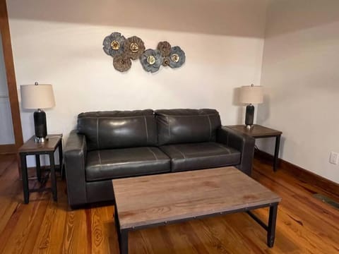 Golden Acres Ranch Hot Tub+Gameroom+Creek & wifi House in Tennessee