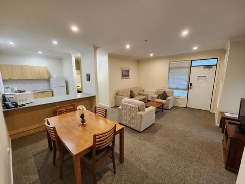 Kitchen or kitchenette, Living room, Seating area, Dining area, minibar