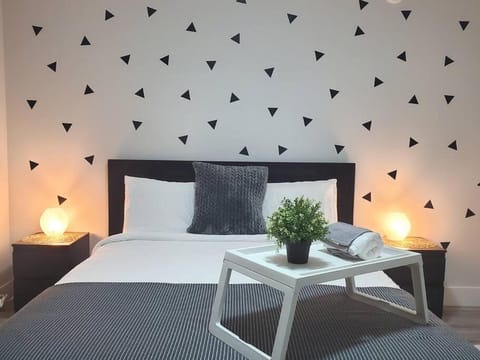 Lux Modern 2BR Radiant Suite+Free Parking Apartment in Surrey