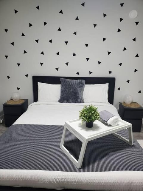 Lux Modern 2BR Radiant Suite+Free Parking Apartment in Surrey