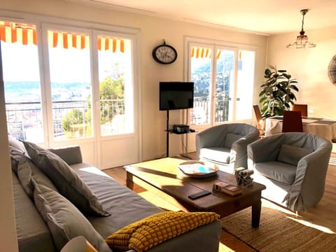Appartement spacieux à 10 minutes de la plage, vue mer Apartment in Menton