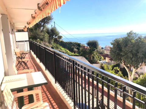 Appartement spacieux à 10 minutes de la plage, vue mer Apartment in Menton