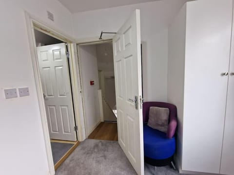 Nice Living Serviced Accommodations 9 (King-Size Studio Flat + Kitchen) Apartment in Coventry