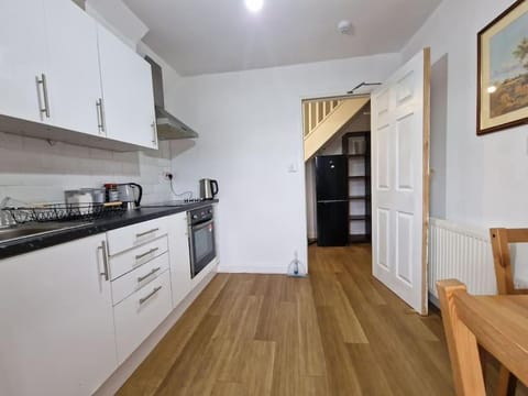 Nice Living Serviced Accommodations 9 (King-Size Studio Flat + Kitchen) Apartment in Coventry