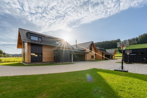 Property building, Day, Natural landscape, Garden, View (from property/room), Garden view, Mountain view, Sports, Parking