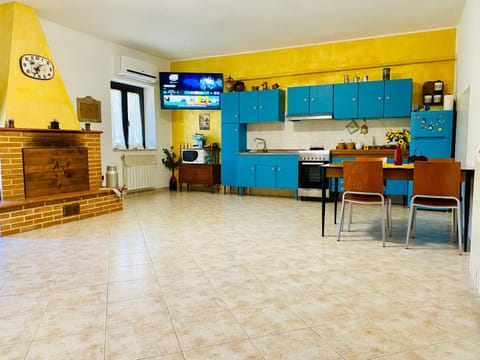 TV and multimedia, Kitchen or kitchenette, Living room, Dining area, oven, pet friendly, kitchen