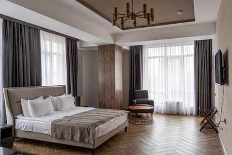 Bed, TV and multimedia, Photo of the whole room, Bedroom