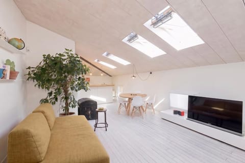 TV and multimedia, Kitchen or kitchenette, Living room, Seating area
