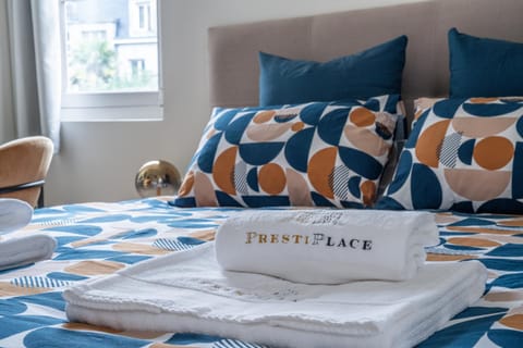 Bed, Bedroom, towels