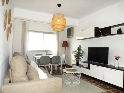 Communal lounge/ TV room, TV and multimedia, Living room, Seating area, Dining area, Evening entertainment