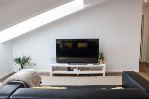 Communal lounge/ TV room, TV and multimedia, Living room, Seating area