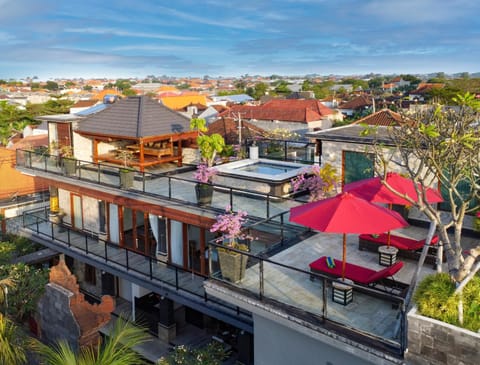 Property building, Staff, Balcony/Terrace, Balcony/Terrace, sunbed