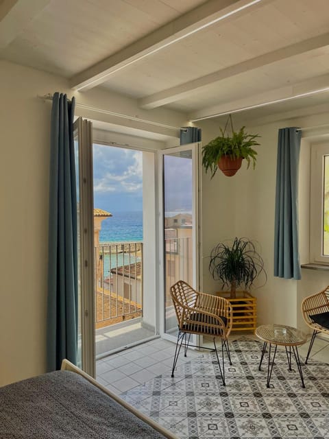 Natural landscape, View (from property/room), Balcony/Terrace, Photo of the whole room, Seating area, Bedroom, Sea view