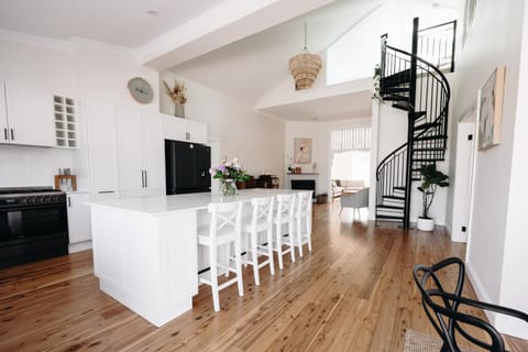 Kitchen or kitchenette, Dining area, minibar, pet friendly